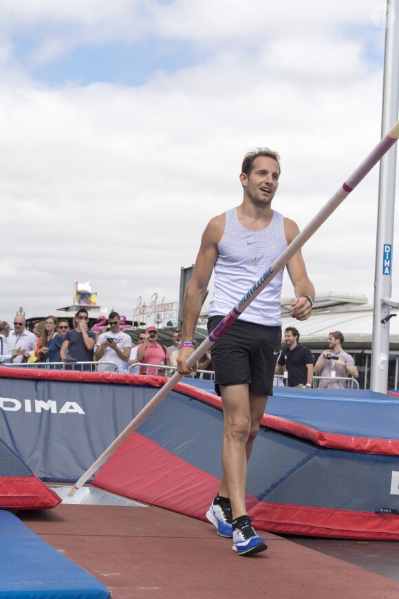 Renaud Lavillenie - Paris célèbre la journée olympique et installe une piste flottante sur la Seine au Pont Alexandre III le 23 juin 2017. © Pierre Perusseau / Bestimage