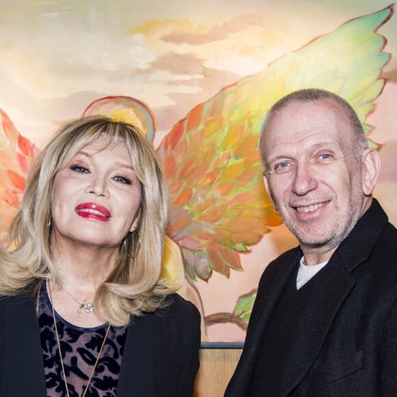 Exclusif - Amanda Lear et Jean-Paul Gaultier lors du vernissage d'Amanda Lear à la Galerie du Passage à Paris, le 6 février 2019. Personnage romanesque, fantasque et attachant, Amanda Lear est une artiste éclectique. Tour à tour mannequin star, égérie disco, actrice, sociétaire des Grosses Têtes et reine du boulevard, Amanda a su traverser les époques avec un fil rouge qui l'accompagne depuis toujours : la peinture. Egérie de S.Dali pendant 15 ans, elle peint depuis son enfance et ses toiles sont exposées dans le monde entier. Découvrant par hasard son travail, P.Passebon est tombé sous le charme de son univers. " Derrière le personnage extravagant et solaire se cache un être solitaire, qui a un besoin vital d'exprimer sa sensibilité artistique. La sortie de son livre d'aphorismes, dont certains ont fait la saveur des Grosses Têtes, m'offre l'occasion de faire découvrir un aspect moins connu de son énergie créatrice. © Julio Piatti/Bestimage