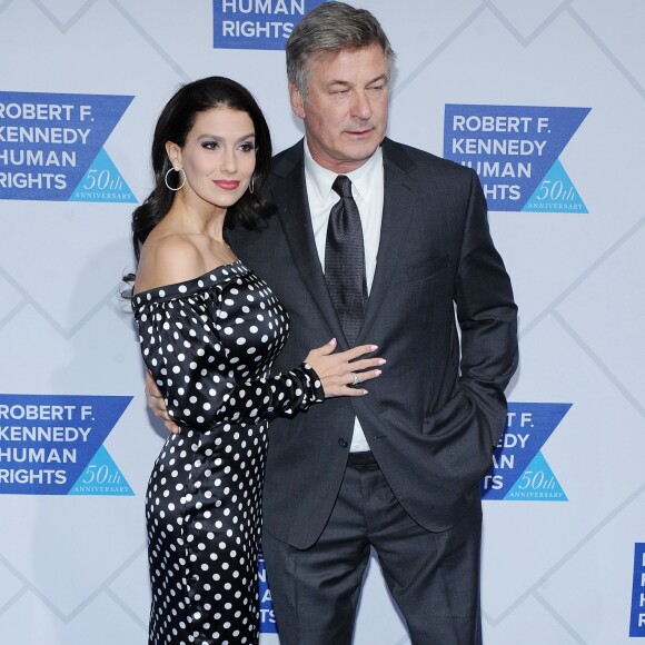 Alec Baldwin et sa femme Hilaria lors du photocall de la soirée Kennedy Human Rights à New York le 12 décembre 2018.