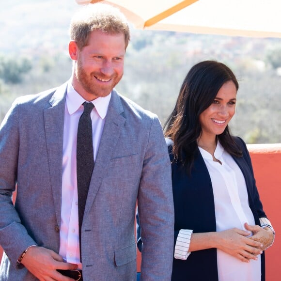 Le prince Harry, duc de Sussex, et Meghan Markle, duchesse de Sussex, enceinte lors de l'investiture (médaille de l'Ordre de l'Empire britannique) de Michael McHugo, fondateur de "Education pour tous" dans le cadre de leur voyage officiel au Maroc, le 24 février 2019.