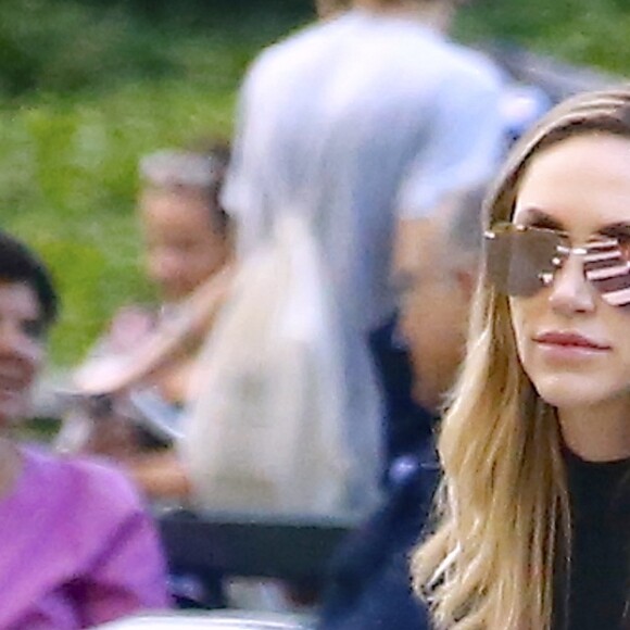 Lara Trump se balade avec son fils Eric Luke Trump et ses chiens Charlie et Ben dans Central Park à New York, le 3 octobre 2018
