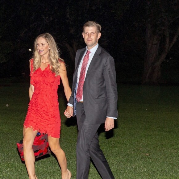 Donald Trump salue la presse alors qu'il rentre d'un voyage en Floride avec Ivanka, Eric et Lara Trump à Washington DC, le 31 juillet 2018.