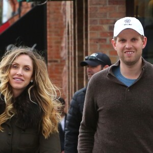 Eric Trump et sa femme Lara Trump enceinte se baladent avec leurs chiens dans les rues de Aspen dans le Colorado. Le 23 mars 2017