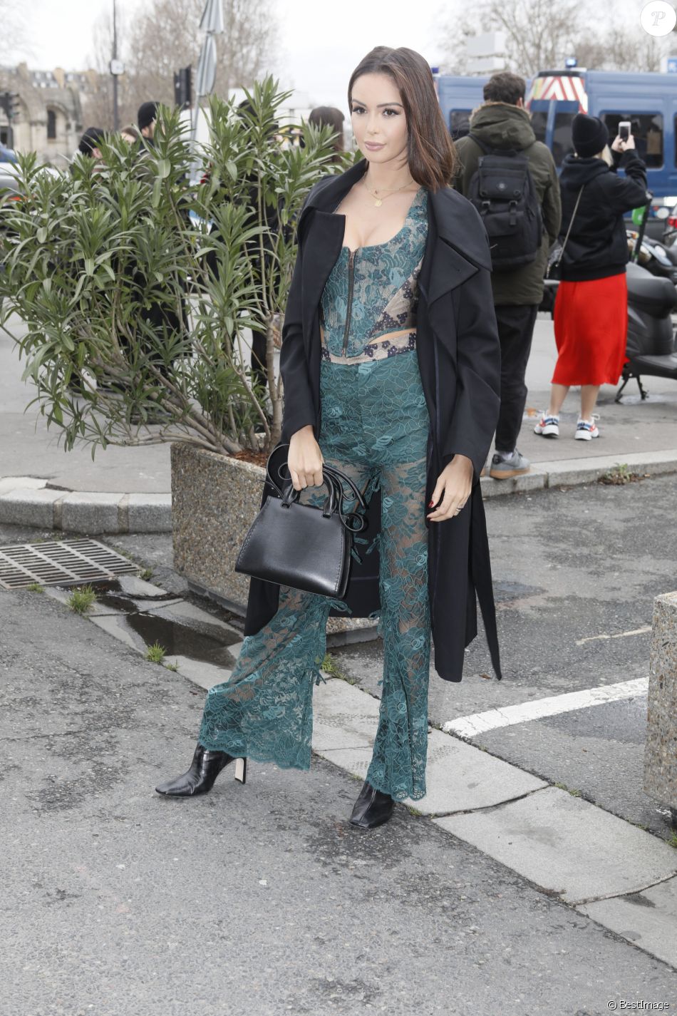 Nabilla Benattia arrive au défilé de mode Vivienne Westwood collection prêt-à-porter Automne-Hiver 2019/2020 lors de la fashion week à Paris, France, le 2 mars 2019.