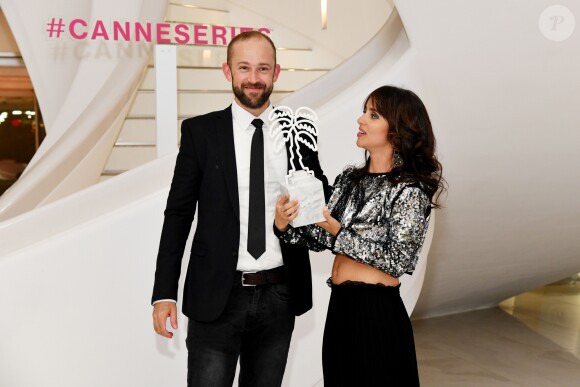 Christiaan Van Vuuren et Adele Vuko qui ont remporté le Prix de meilleure Série Courte lors de la soirée de clôture de la 2ème édition du "Canneseries" au palais des Festivals à Cannes, France, le 11 avril 2019. © Bruno Bébert/Bestimage