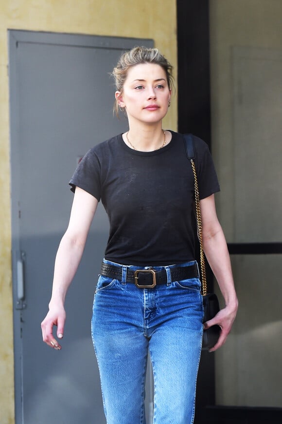 Exclusif - Amber Heard salue une amie avant de se rendre à un rendez-vous à Los Angeles le 3 avril 2019.