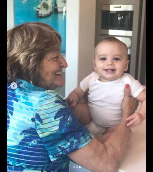 Eva Longoria a partagé des photos de sa mère avec son fils Santiago, sur Instagram, le 11 avril 2019