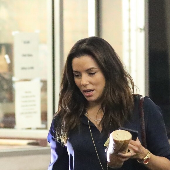 Exclusif - Eva Longoria sort dîner avec des amies chez E. Baldi à Beverly Hills le 10 avril 2019.
