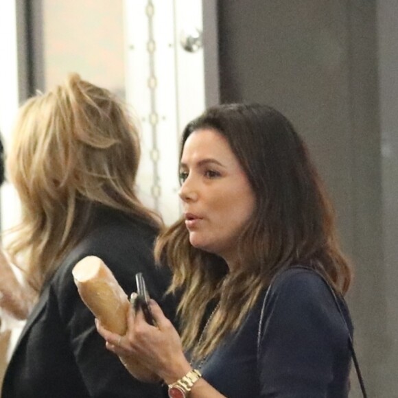 Exclusif - Eva Longoria sort dîner avec des amies chez E. Baldi à Beverly Hills le 10 avril 2019.