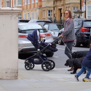 Exclusif - Pippa Middleton Matthews en train de promener ses chiens accompagnée de son fils Arthur dans les rues de Londres. Le 5 avril 2019.