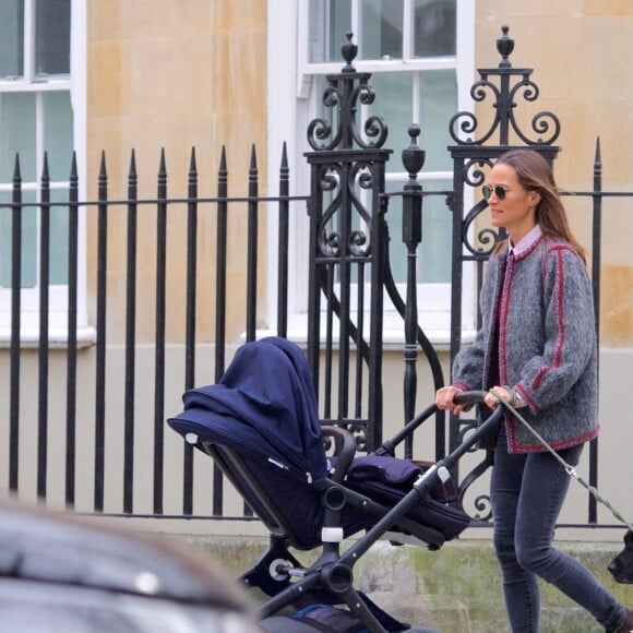 Exclusif - Pippa Middleton Matthews en train de promener ses chiens accompagnée de son fils Arthur dans les rues de Londres. Le 5 avril 2019.