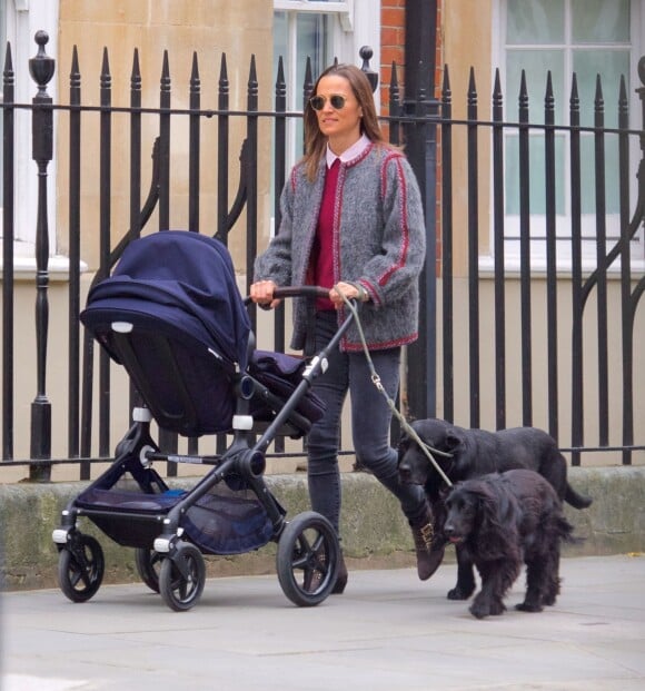 Exclusif - Pippa Middleton Matthews en train de promener ses chiens accompagnée de son fils Arthur dans les rues de Londres. Le 5 avril 2019.