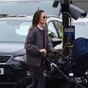 Exclusif - Pippa Middleton Matthews a été aperçue en train de promener ses chiens accompagnée de son fils Arthur dans les rues de Londres, le 5 avril 2019.