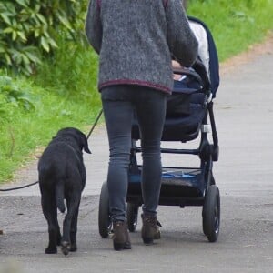 Exclusif - Pippa Middleton Matthews a été aperçue en train de promener ses chiens accompagnée de son fils Arthur dans les rues de Londres, le 5 avril 2019.
