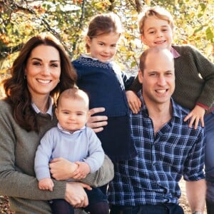 Le prince William, duc de Cambridge, et Catherine (Kate) Middleton, duchesse de Cambridge, posent avec leurs trois enfants, le prince Louis, la princesse Charlotte et le prince George à Anmer Hall, Norfolk, Royaume Uni. Cette photo a été prise à l'automne 2018. Cette photo figure sur la carte de Noël de leur altesse royale cette année.