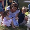 Catherine Kate Middleton, duchesse de Cambridge, le prince George, la princesse Charlotte, pieds nus, lors d'un match de polo caritatif au Beaufort Polo Club à Tetbury le 10 juin 2018.