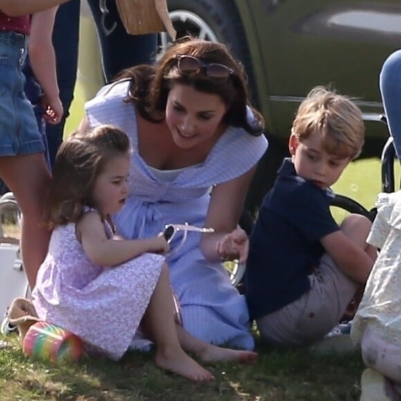 Catherine Kate Middleton, duchesse de Cambridge, le prince George, la princesse Charlotte, pieds nus, lors d'un match de polo caritatif au Beaufort Polo Club à Tetbury le 10 juin 2018.