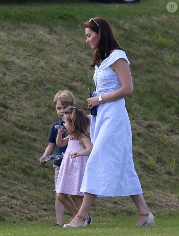 Catherine Kate Middleton, duchesse de Cambridge, le prince George, la princesse Charlotte, pieds nus, lors d'un match de polo caritatif au Beaufort Polo Club à Tetbury le 10 juin 2018.
