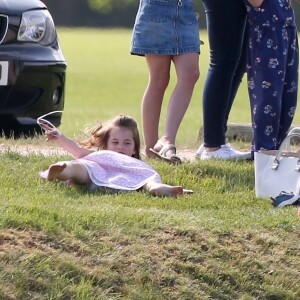 Catherine Kate Middleton, duchesse de Cambridge, le prince George, la princesse Charlotte, pieds nus, lors d'un match de polo caritatif au Beaufort Polo Club à Tetbury le 10 juin 2018.