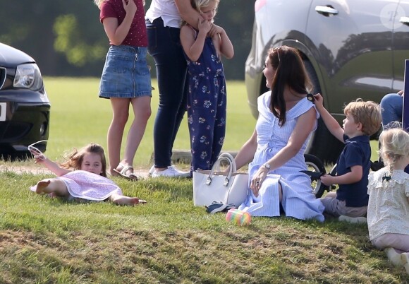 Catherine Kate Middleton, duchesse de Cambridge, le prince George, la princesse Charlotte, pieds nus, lors d'un match de polo caritatif au Beaufort Polo Club à Tetbury le 10 juin 2018.