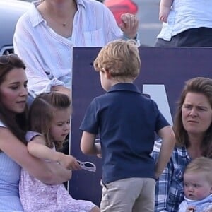 Catherine Kate Middleton, duchesse de Cambridge, le prince George, la princesse Charlotte, pieds nus, lors d'un match de polo caritatif au Beaufort Polo Club à Tetbury le 10 juin 2018.