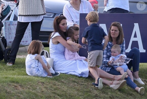 Catherine Kate Middleton, duchesse de Cambridge, le prince George, la princesse Charlotte, pieds nus, lors d'un match de polo caritatif au Beaufort Polo Club à Tetbury le 10 juin 2018.