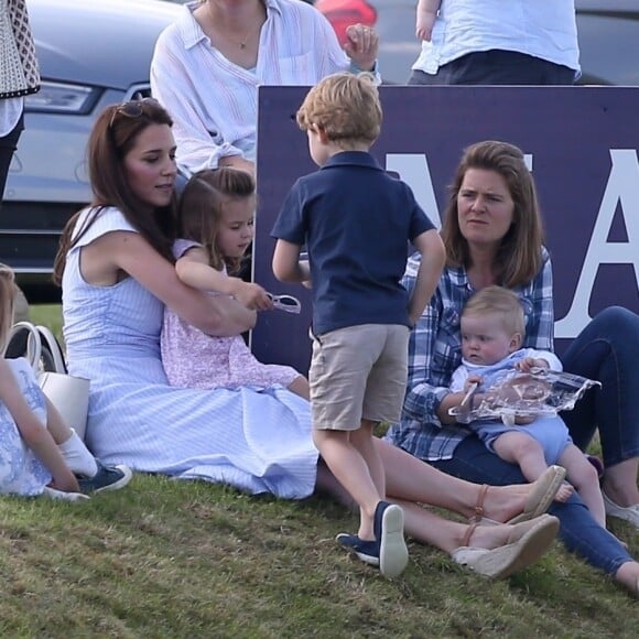 Catherine Kate Middleton, duchesse de Cambridge, le prince George, la princesse Charlotte, pieds nus, lors d'un match de polo caritatif au Beaufort Polo Club à Tetbury le 10 juin 2018.