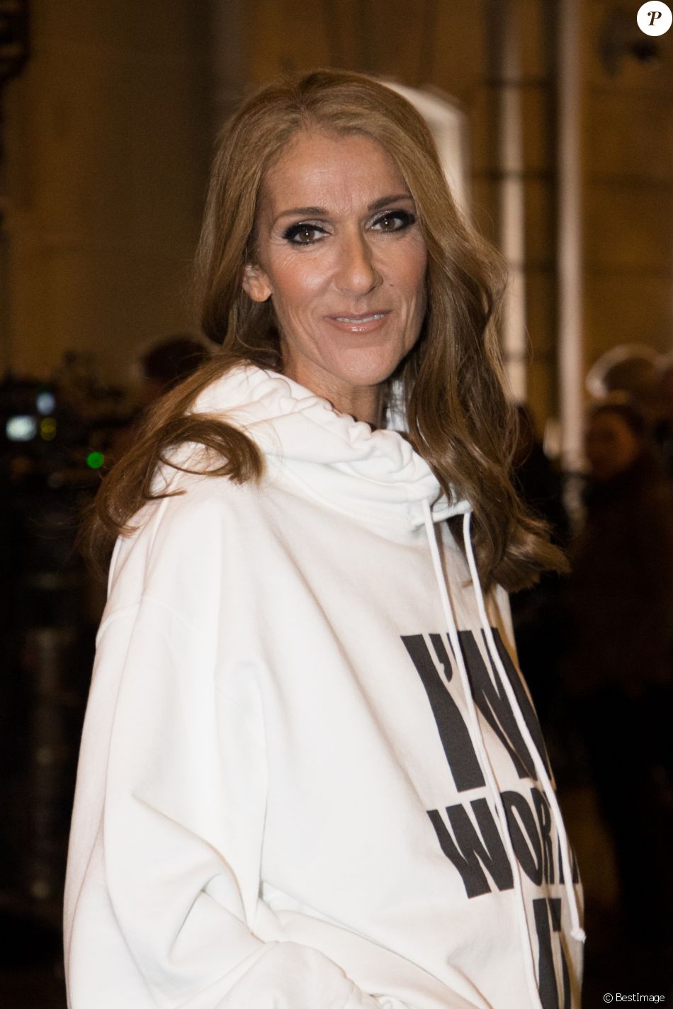 Céline Dion à la sortie de l'hôtel Plaza Athénée après le tournage pour
