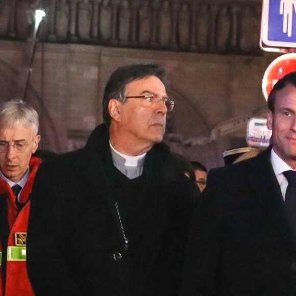 Le président de la République française, Emmanuel Macron, l'archevêque de Paris Michel Aupetit, Franck Riester, ministre de la Culture, Didier Lallement, préfet de Police de Paris - Le président de la République française est venu constater les dégâts provoqués par l'incendie survenu en la cathédrale Notre-Dame de Paris, France, le 15 avril 2019. © Stéphane Lemouton/Bestimage