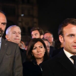 Le président de la République française, Emmanuel Macron fait une déclaration aux côtés du premier ministre, Edouard Philippe, la maire de Paris, Anne Hidalgo, Franck Riester, ministre de la Culture et la Première Dame Brigitte Macron - Le président de la République française est venu constater les dégâts provoqués par l'incendie survenu en la cathédrale Notre-Dame de Paris, France, le 15 avril 2019. © Stéphane Lemouton/Bestimage