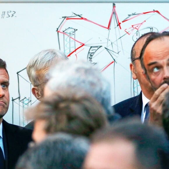 Le président de la République Emmanuel Macron et Edouard Philippe, Premier ministre - Le président de la République française est venu constater les dégâts provoqués par l'incendie survenu en la cathédrale Notre-Dame de Paris, France, le 15 avril 2019. © Philippe Wojazer/Pool/Bestimage