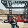 Kaia Gerber pose pour la nouvelle campagne d'Yves Saint Laurent Beauty dans la fausse station service de Palm Springs.