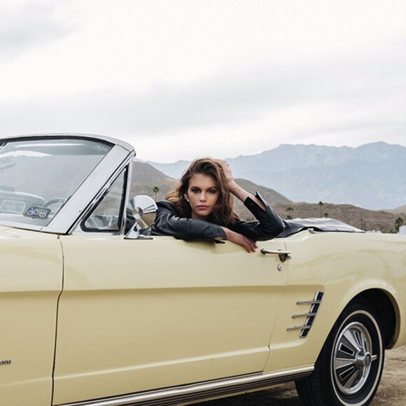 Kaia Gerber pose pour la nouvelle campagne d'Yves Saint Laurent Beauty dans la fausse station service de Palm Springs.