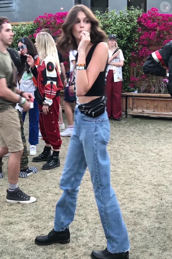 Kaia Gerber déguste une sucette lors du Festival de Coachella 2019 à Indio le 14 avril 2019.
