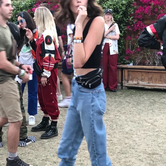 Kaia Gerber déguste une sucette lors du Festival de Coachella 2019 à Indio le 14 avril 2019.