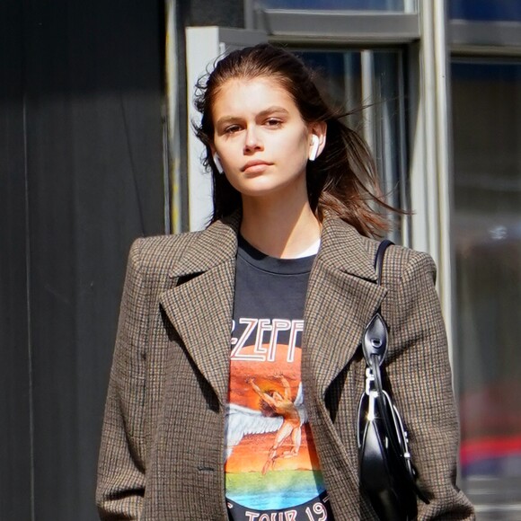 Exclusif - Kaia Gerber se balade avec une amie dans les rues ensoleillées de New York, le 30 mars 2019.