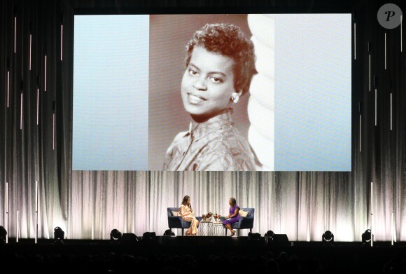 Conférence de l'ex-première dame américaine, Michelle Obama à l'AccordHotel Arena à Paris dans le cadre de la promotion de son best-seller Becoming ("Devenir" dans sa version française) sorti en novembre dernier le 16 avril 2019. Michelle Obama a également évoqué de façon trés émouvante l'incendie de Notre-Dame. Lorsque l'incendie était en train de ravager la cathédrale Notre-Dame elle dinait sur la péniche d'Alain Ducasse sur les bords de Seine. © Dominique Jacovides/Bestimage