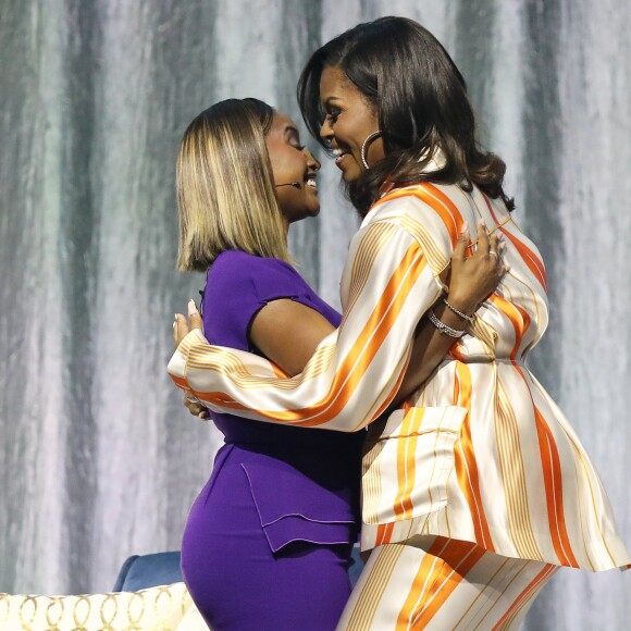 Conférence de l'ex-première dame américaine, Michelle Obama à l'AccordHotel Arena à Paris dans le cadre de la promotion de son best-seller Becoming ("Devenir" dans sa version française) sorti en novembre dernier le 16 avril 2019. Michelle Obama a également évoqué de façon trés émouvante l'incendie de Notre-Dame. Lorsque l'incendie était en train de ravager la cathédrale Notre-Dame elle dinait sur la péniche d'Alain Ducasse sur les bords de Seine. © Dominique Jacovides/Bestimage