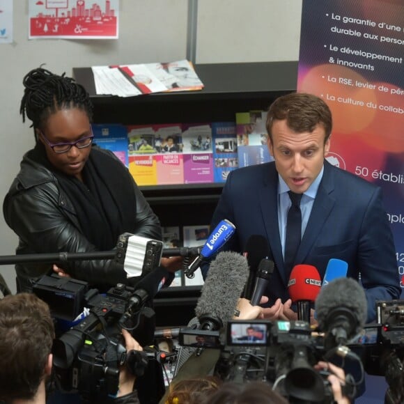 Sibeth Ndiaye (responsable presse de "En Marche") et Emmanuel Macron, candidat à l'élection présidentielle lors de la visite de l'entreprise "APF Entreprise 93", entreprise de travail protégé de l'Association des Paralysés de France à Noisy-le-Sec, le 5 avril 2017 © Giancarlo Gorassini/Bestimage