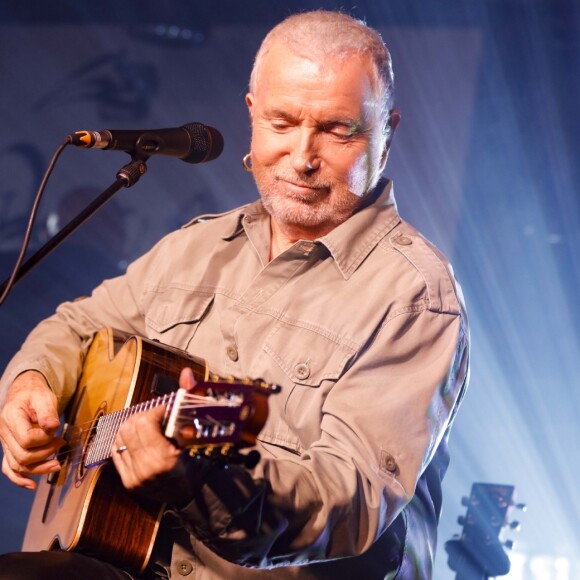 Bernard Lavilliers en concert lors du 1er Printemps des Nuits du Sud à Vence, France, le 30 mars 2017. A