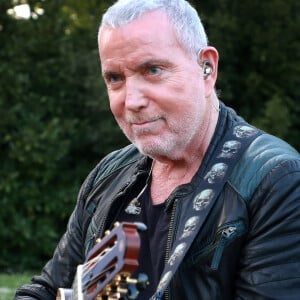 Le chanteur Bernard Lavilliers a accepté de venir soutenir les salariés de l'entreprise Ford à Blanquefort représentés par leur leader Philippe Poutou ancien candidat à l'election présidentielle, menacée de fermeture. Après avoir rencontré longuement les salariés, il a chanté quelques chansons en soutien à la cause des salariés de la marque automobile Americaine, à Blanquefort (près de Bordeaux), France, le 21 avril 2018. © Bernard-Cottereau/Bestimage