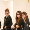 Lori Loughlin arrive avec ses filles Isabella et Olivia à l'aéroport de LAX à Los Angeles, le 24 novembre 2017.