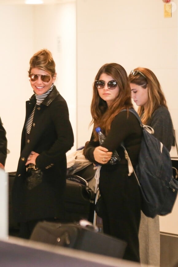 Lori Loughlin arrive avec ses filles Isabella et Olivia à l'aéroport de LAX à Los Angeles, le 24 novembre 2017.
