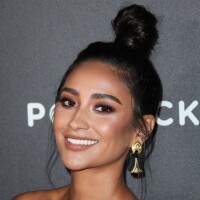 Shay Mitchell perd une dent en mangeant un bagel