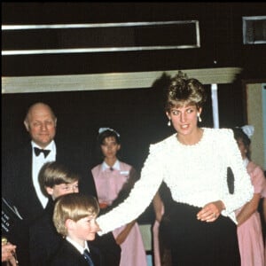 ARCHIVES - LA PRINCESSE LADY DIANA , LE PRINCE HARRY ET LE PRINCE WILLIAM A LA PREMIERE DU FILM "HOOK".