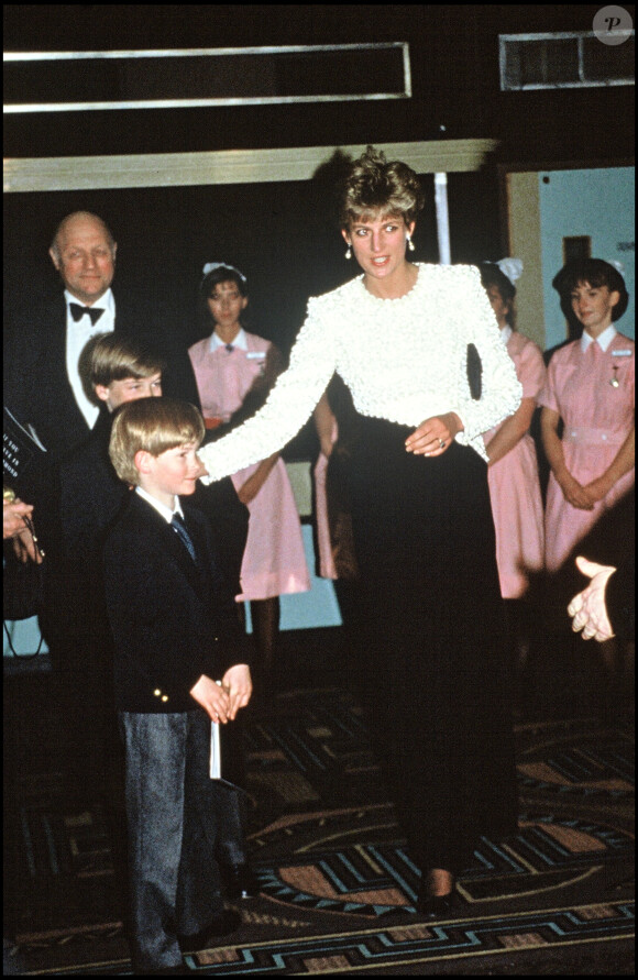 ARCHIVES - LA PRINCESSE LADY DIANA , LE PRINCE HARRY ET LE PRINCE WILLIAM A LA PREMIERE DU FILM "HOOK".