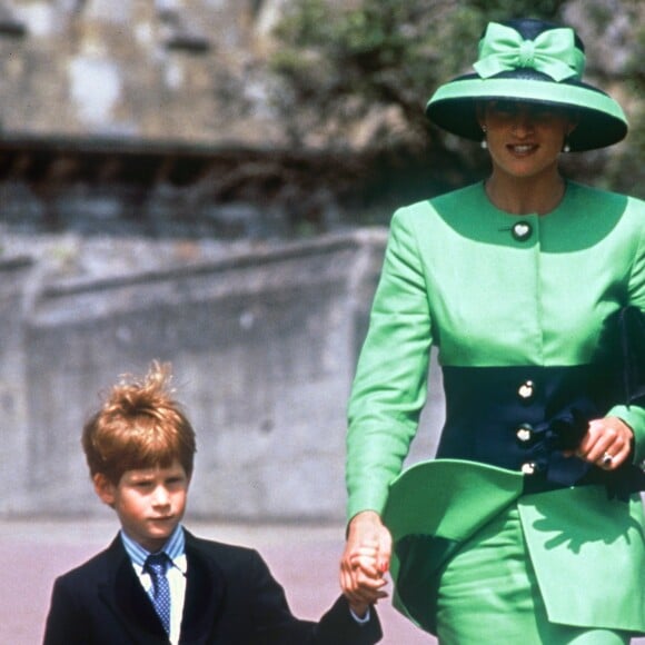 ARCHIVES - LA PRINCESSE LADY DIANA D' ANGLETERRE ET LE PRINCE HARRY LE JOUR DU MARIAGE DE LADY HELEN WINDSOR ET DE TIM TAYLOR A WINDSOR EN 1992.