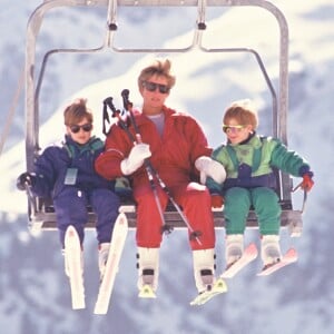 ARCHIVES - LA PRINCESSE LADY DIANA AVEC LE PRINCE WILLIAM ET LE PRINCE HARRY SUR UN TELESKI LORS DE VACANCES A LECH EN 1991.