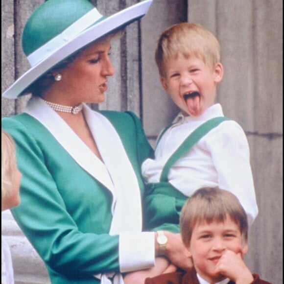 ARCHIVES - LA PRINCESSE LADY DIANA D' ANGLETERRE ET LES PRINCES HARRY ET WILLIAM ASSISTENT A LA PARADE DES "TROOPING THE COLOUR" EN 1988.