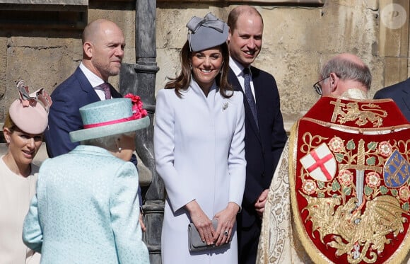 Zara Tindall, Mike Tindall, le prince William, duc de Cambridge, et Catherine (Kate) Middleton, duchesse de Cambridge, et la reine Elisabeth II d'Angleterre, arrivent pour assister à la messe de Pâques à la chapelle Saint-Georges du château de Windsor, le 20 avril 2019.